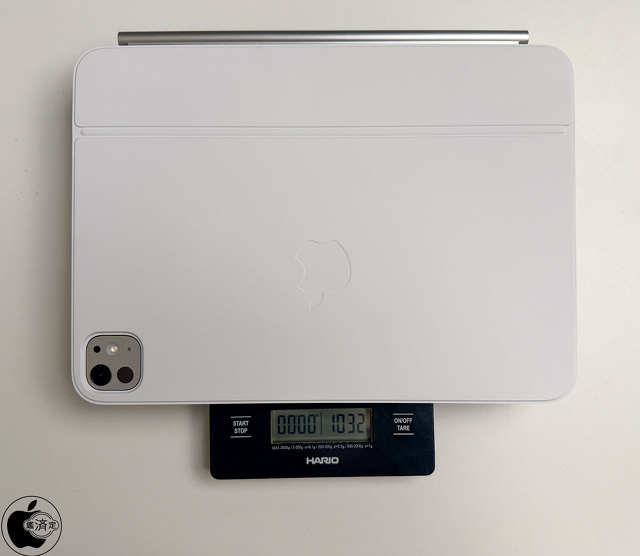 iPad Pro 11-inch (M5)と11インチiPad Pro（M5）用Magic Keyboardを合わせた重さ