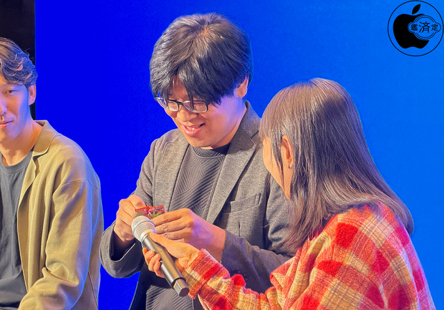 パックを開封する音