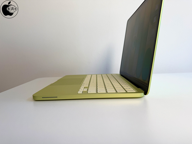MacBook Neo (13-inch, A18 Pro)の右側面