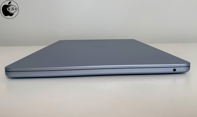 MacBook Air (13-inch, M5, 2026)の右ポート