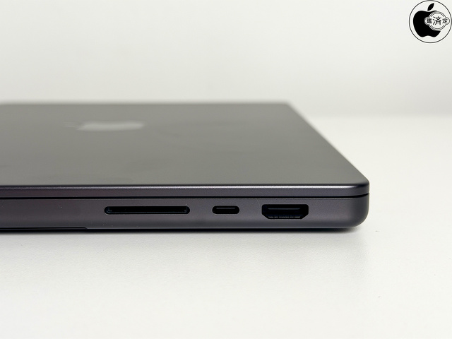 MacBook Pro (14-inch, M5 Pro, 2026)：右側面ポート