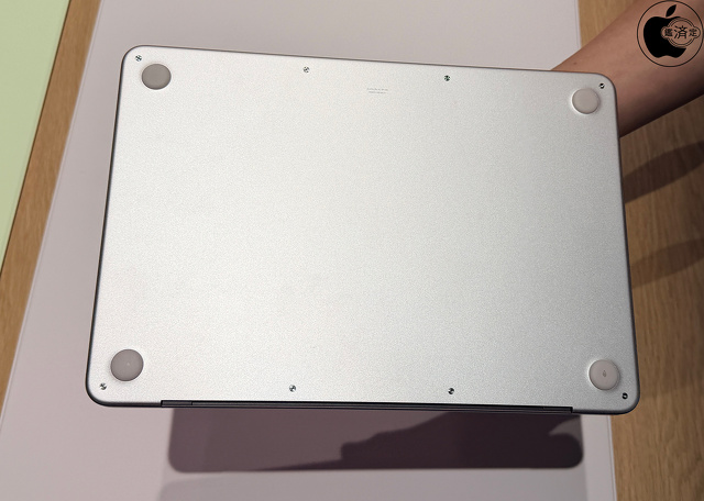MacBook Neo (13-inch, A18 Pro)の底面