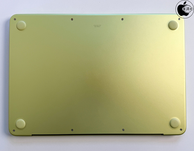 MacBook Neo (13-inch, A18 Pro)の底面