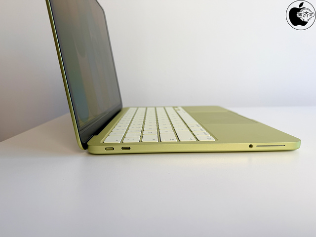 MacBook Neo (13-inch, A18 Pro)の左側面