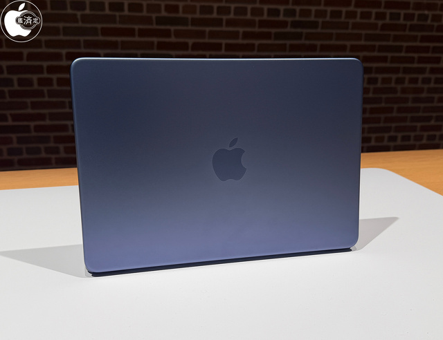 MacBook Neo (13-inch, A18 Pro)のディスプレイ背面