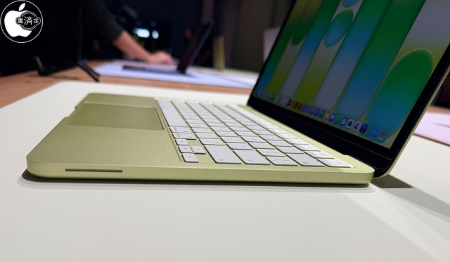 MacBook Neo (13-inch, A18 Pro)の右側面