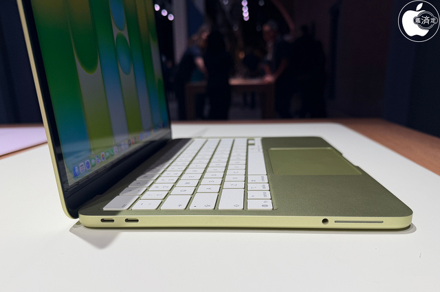 MacBook Neoの左側面