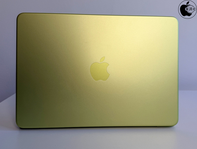 MacBook Neo (13-inch, A18 Pro)のディスプレイ背面