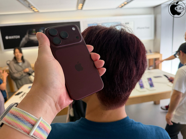 iPhone 18 Proバーガンディとスタッフのバーガンディヘアーカラー