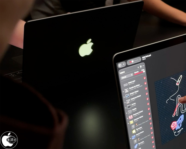 MacBook Pro（PROLED XDRディスプレイ）：背面のAppleロゴ