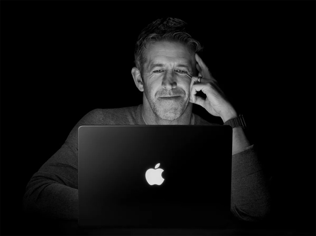 John Ternus CEOとMacBook Pro（PROLED XDRディスプレイ）
