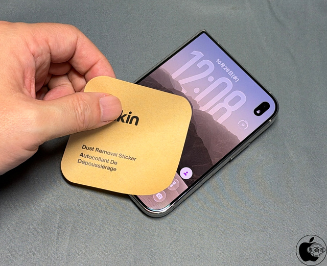 iPhone Duoのアウターディスプレイをクリーニング