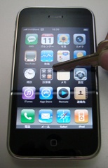 iPhone 3Gの画面をカギでこする