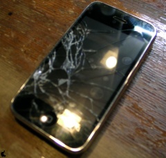 液晶が割れたiPhone 3G