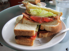 ベーコンとトマトとレタスサンド