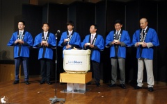 記念パーティーの鏡開きシーン