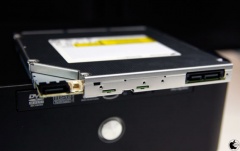 現行バージョンでは、SSD・光学ドライブの両方に SATA を接続する必要がある