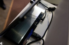 USBベースのケーブルで iOS搭載機と接続する