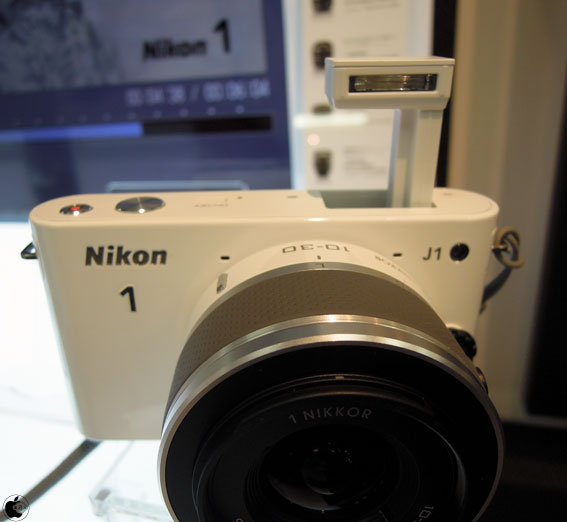 ニコンのレンズ交換式アドバンストカメラ「Nikon 1 J1」と「Nikon 1 V1 
