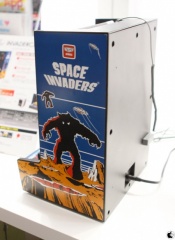 背面には電源だけが入るシンプルな設計