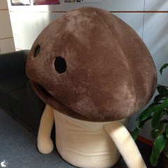 社内に置かれた巨大なめこ